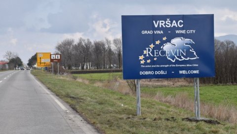 ПОНОСНИ НА ЧЛАНСТВО У РЕЦЕВИН-У: На улазу у Вршац постављена табла, која указује да се улази у град вина ПОНОСНИ НА ЧЛАНСТВО У РЕЦЕВИН-У: На улазу у Вршац постављена табла, која указује да се улази у град вина
