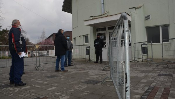 НАСТАВАК МАСОВНЕ ИМУНИЗАЦИЈЕ У КРУШЕВЦУ: За викенд вакцинација само у Хали спортова НАСТАВАК МАСОВНЕ ИМУНИЗАЦИЈЕ У КРУШЕВЦУ: За викенд вакцинација само у Хали спортова