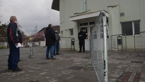 НАСТАВАК МАСОВНЕ ИМУНИЗАЦИЈЕ У КРУШЕВЦУ: За викенд вакцинација само у Хали спортова НАСТАВАК МАСОВНЕ ИМУНИЗАЦИЈЕ У КРУШЕВЦУ: За викенд вакцинација само у Хали спортова