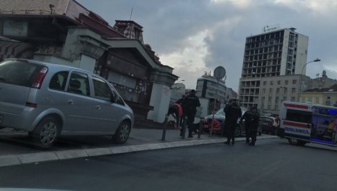 ДЕТАЉИ НАПАДА НА ЗЕЛЕЊАКУ: Мушкарац оштрим предметом убоден у ногу, превезен у Ургентни центар ДЕТАЉИ НАПАДА НА ЗЕЛЕЊАКУ: Мушкарац оштрим предметом убоден у ногу, превезен у Ургентни центар