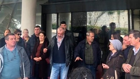РАДНИЦИ ВЕКТРА БОКЕ УПОЗОРАВАЈУ: Због неизмирених дугова тражиће раскид приватизационог уговора РАДНИЦИ ВЕКТРА БОКЕ УПОЗОРАВАЈУ: Због неизмирених дугова тражиће раскид приватизационог уговора