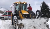 БАГЕРОМ ДО ПАЦИЈЕНТА: Нсвакидашњи подвиг екипе Хитне помоћи из Новог Пазара (ФОТО) БАГЕРОМ ДО ПАЦИЈЕНТА: Нсвакидашњи подвиг екипе Хитне помоћи из Новог Пазара (ФОТО)