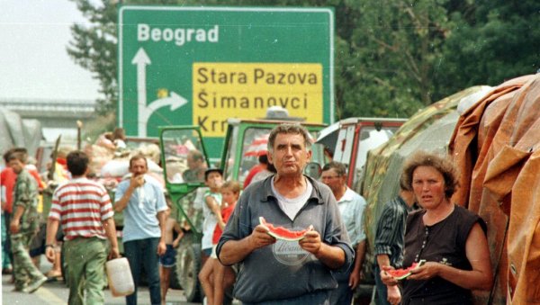 НА ДАНАШЊИ ДАН ДЕЧАК (12) ЈЕ ВОЗИО СВОЈУ БАКУ НА ТРАКТОРУ УСРЕД ГРАНАТИРАЊА: Бежали су заједно са 220.000 Срба у операцији Олуја (ФОТО)