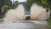 VELIKE POPLAVE U AUSTRALIJI: Stotine ljudi evakuisano - vodene bujice odnose kuće (FOTO) VELIKE POPLAVE U AUSTRALIJI: Stotine ljudi evakuisano - vodene bujice odnose kuće (FOTO)