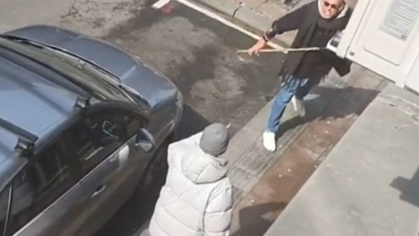 “ТРЕБАЛО ЈЕ ДА ВАС БОМБАРДУЈЕМО”: Странац усред Београда вређао Србина на улици! (ВИДЕО) “ТРЕБАЛО ЈЕ ДА ВАС БОМБАРДУЈЕМО”: Странац усред Београда вређао Србина на улици! (ВИДЕО)