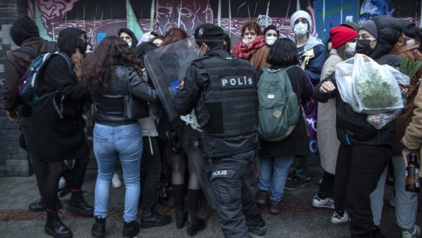 ПРОТЕСТИ ШИРОМ ТУРСКЕ: Бунт због изласка земље из споразума о превенцији породичног насиља ПРОТЕСТИ ШИРОМ ТУРСКЕ: Бунт због изласка земље из споразума о превенцији породичног насиља