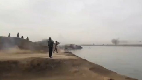 КУРДИ ПУЦАЛИ НА СИРИЈСКЕ БРОДОВЕ: Ракетама гађали и потопили трајекте (ВИДЕО) КУРДИ ПУЦАЛИ НА СИРИЈСКЕ БРОДОВЕ: Ракетама гађали и потопили трајекте (ВИДЕО)