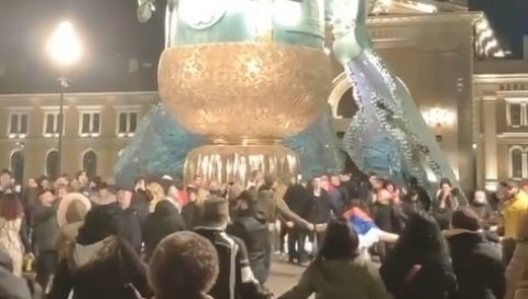 КОРОНА ЖУРКА НА САВСКОМ ТРГУ: На стотине људи се окупило око споменика Стефану Немањи и оплело Ужичко коло - грађани бесни (ВИДЕО) КОРОНА ЖУРКА НА САВСКОМ ТРГУ: На стотине људи се окупило око споменика Стефану Немањи и оплело Ужичко коло - грађани бесни (ВИДЕО)