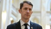 ДОГОВОР У БИФЕУ: Балинт Пастор пре седнице са колегама прича на гарнитури у ћошку ДОГОВОР У БИФЕУ: Балинт Пастор пре седнице са колегама прича на гарнитури у ћошку