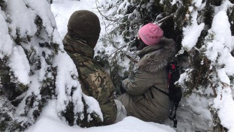 КАМУФЛАЖА У СНЕГУ: Британска амбасадорка на војној вежби на Копаонику КАМУФЛАЖА У СНЕГУ: Британска амбасадорка на војној вежби на Копаонику
