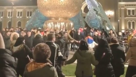 ЛЕКАРИ ОГОРЧЕНИ - ЉУДИ УМИРУ, МИ ГИНЕМО, А ОНИ ИГРАЈУ КОЛО: Иако већина грађана поштује мере, појединци се понашају срамно ЛЕКАРИ ОГОРЧЕНИ - ЉУДИ УМИРУ, МИ ГИНЕМО, А ОНИ ИГРАЈУ КОЛО: Иако већина грађана поштује мере, појединци се понашају срамно