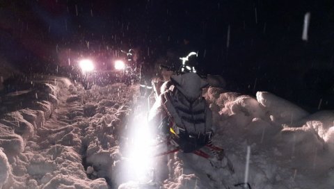 ЗАРОБИЛИ ИХ СНЕЖНИ НАНОСИ: Драма на планини Кукавица, спасиоци евакуисали две особе у Чукљенику (ФОТО) ЗАРОБИЛИ ИХ СНЕЖНИ НАНОСИ: Драма на планини Кукавица, спасиоци евакуисали две особе у Чукљенику (ФОТО)