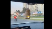 ЈЕ ЛИ ОВО МОГУЋЕ? У инвалидским колицима “јурио” улицом – у супротном смеру! (ВИДЕО) ЈЕ ЛИ ОВО МОГУЋЕ? У инвалидским колицима “јурио” улицом – у супротном смеру! (ВИДЕО)