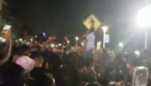 ЖУРКЕ НА УЛИЦАМА СЕ ОТЕЛЕ КОНТРОЛИ: Више од хиљаду људи ухапшено у Мајами Бичу (ВИДЕО) ЖУРКЕ НА УЛИЦАМА СЕ ОТЕЛЕ КОНТРОЛИ: Више од хиљаду људи ухапшено у Мајами Бичу (ВИДЕО)