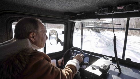 PUTIN U TAJGU PONEO SPECIJALNI KOFER: Ono što se u njemu nalazi plaši ceo svet (FOTO/VIDEO) PUTIN U TAJGU PONEO SPECIJALNI KOFER: Ono što se u njemu nalazi plaši ceo svet (FOTO/VIDEO)