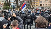 ПРОТЕСТИ ЗБОГ НОВИХ МЕРА: Десетине грађана Републике Српске окупило се испред Палате председника (ФОТО/ВИДЕО) ПРОТЕСТИ ЗБОГ НОВИХ МЕРА: Десетине грађана Републике Српске окупило се испред Палате председника (ФОТО/ВИДЕО)