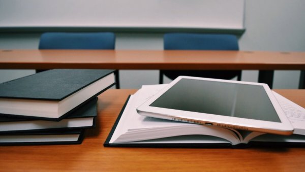 ИМАМО ОДЛИЧНЕ ВЕСТИ: Почела пријава за Средњу медицинску и ИТ гимназију - школу која брине о својим ученицима ИМАМО ОДЛИЧНЕ ВЕСТИ: Почела пријава за Средњу медицинску и ИТ гимназију - школу која брине о својим ученицима