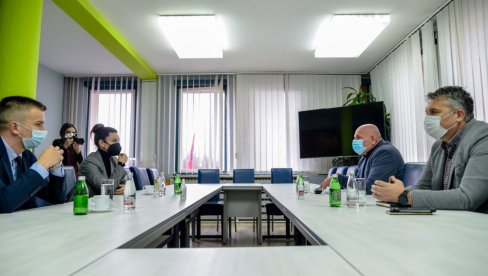 МЛАДИ ПОСЛАНИЦИ У ПОСЕТИ ЛОЗНИЦИ: Разговарало се и о компанији Рио Тинто, горућој теми у том крају МЛАДИ ПОСЛАНИЦИ У ПОСЕТИ ЛОЗНИЦИ: Разговарало се и о компанији Рио Тинто, горућој теми у том крају