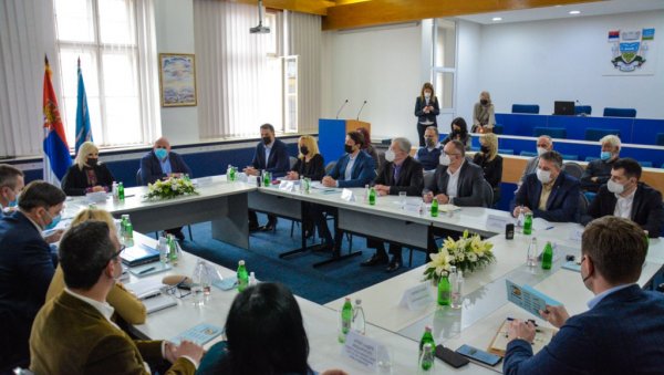 ЗОРАНА МИХАЈЛОВИЋ У ПОСЕТИ ЛОЗНИЦИ: У протеклих пет година смо уложили 11,2 милијарди динара у путеве у мачванском округу ЗОРАНА МИХАЈЛОВИЋ У ПОСЕТИ ЛОЗНИЦИ: У протеклих пет година смо уложили 11,2 милијарди динара у путеве у мачванском округу