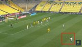 ODMAH MU DAJTE PUŠKAŠA! Sa preko četrdeset metara, pravo pod prečku, kao Žuninjo (VIDEO) ODMAH MU DAJTE PUŠKAŠA! Sa preko četrdeset metara, pravo pod prečku, kao Žuninjo (VIDEO)