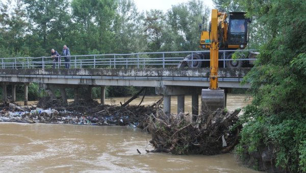 ПОЧИЊЕ САНАЦИЈА МОСТА ПРЕКО ЗАПАДНЕ МОРАВЕ: Прелаз на путу Грдица-Опланићи биће обновљен када водостај дозволи ПОЧИЊЕ САНАЦИЈА МОСТА ПРЕКО ЗАПАДНЕ МОРАВЕ: Прелаз на путу Грдица-Опланићи биће обновљен када водостај дозволи
