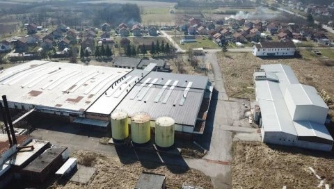МЕШТАНИ СТРЕПЕ ОД ХЕМИКАЛИЈА: У напуштеној Фабрици уља Биоил код Добоја остало 30 тона хексана МЕШТАНИ СТРЕПЕ ОД ХЕМИКАЛИЈА: У напуштеној Фабрици уља Биоил код Добоја остало 30 тона хексана