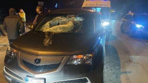 СТРАДАО ДЕЧАК: Поклопац шахта одскочио и убио га у возилу СТРАДАО ДЕЧАК: Поклопац шахта одскочио и убио га у возилу