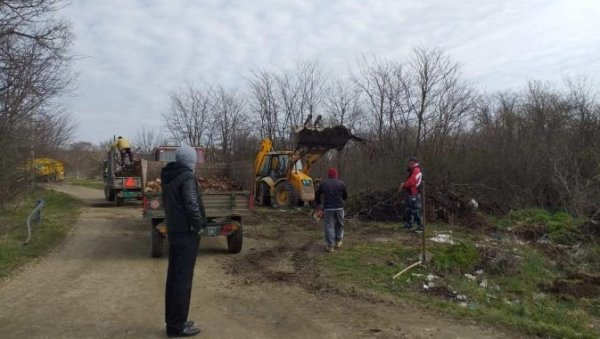 ПРИПРЕМЕ ЗА ТУРИСТИЧКУ СЕЗОНУ: Уклањају депонију и праве паркинг на Главном језеру у Белој Цркви ПРИПРЕМЕ ЗА ТУРИСТИЧКУ СЕЗОНУ: Уклањају депонију и праве паркинг на Главном језеру у Белој Цркви