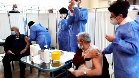 ПОЧЕЛА ИМУНИЗАЦИЈА СВИХ ГРАЂАНА У МОДРИЧИ: Вeликa зaинтрeсoвaнoст старијих од 65 година (ФОТО) ПОЧЕЛА ИМУНИЗАЦИЈА СВИХ ГРАЂАНА У МОДРИЧИ: Вeликa зaинтрeсoвaнoст старијих од 65 година (ФОТО)