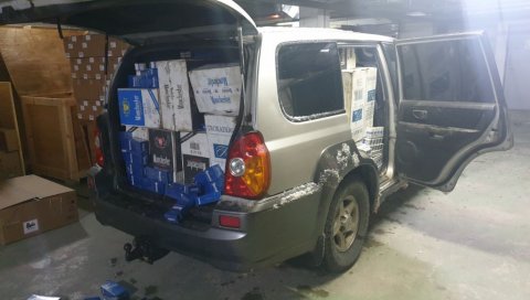ВЕЛИКА ЗАПЛЕНА У ФОЧИ: Две особе иза решетака, покушали да прокријумчаре 15.000 кутија цигарета (ФОТО) ВЕЛИКА ЗАПЛЕНА У ФОЧИ: Две особе иза решетака, покушали да прокријумчаре 15.000 кутија цигарета (ФОТО)