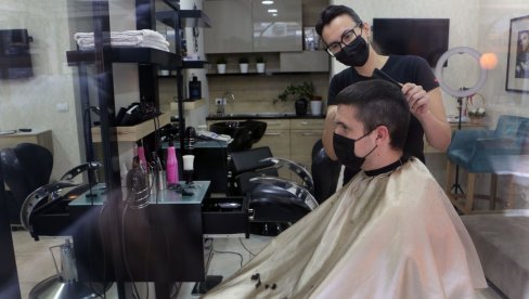 OTVORENI POSLE SEDAM DANA: Zanatlije - frizeri i obućari, rade uz propisane mere zaštite protiv korone (FOTO) OTVORENI POSLE SEDAM DANA: Zanatlije - frizeri i obućari, rade uz propisane mere zaštite protiv korone (FOTO)