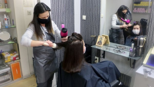 УЧЕ ПО КЊИГАМА ИЗ ПРОШЛОГ ВЕКА: Уџбеник практичне наставе је из шездесетих година УЧЕ ПО КЊИГАМА ИЗ ПРОШЛОГ ВЕКА: Уџбеник практичне наставе је из шездесетих година