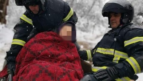 ЈАЧИ ОД МЕЋАВЕ: Ватрогасци и лекари спасли старицу у завејаном бабушничком селу Дол ЈАЧИ ОД МЕЋАВЕ: Ватрогасци и лекари спасли старицу у завејаном бабушничком селу Дол