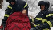 ЈАЧИ ОД МЕЋАВЕ: Ватрогасци и лекари спасли старицу у завејаном бабушничком селу Дол ЈАЧИ ОД МЕЋАВЕ: Ватрогасци и лекари спасли старицу у завејаном бабушничком селу Дол