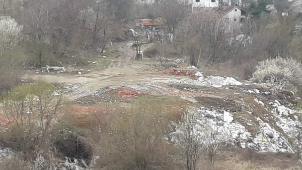 МОЈУ ЊИВУ ПРЕТВОРИЛИ У ДЕПОНИЈУ: Власници земљишта у Браће Јерковић немоћни да га одбране од несавесних загађивача МОЈУ ЊИВУ ПРЕТВОРИЛИ У ДЕПОНИЈУ: Власници земљишта у Браће Јерковић немоћни да га одбране од несавесних загађивача