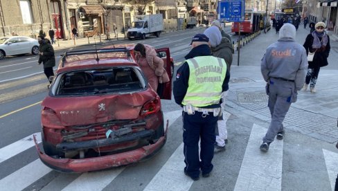 SNIMAK SA MESTA SUDARA U BEOGRADU: Tramvaj odvalio deo automobila - jedna osoba povređena (VIDEO) SNIMAK SA MESTA SUDARA U BEOGRADU: Tramvaj odvalio deo automobila - jedna osoba povređena (VIDEO)