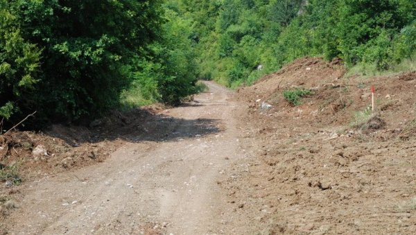 МИЛИОНИ ЗА НЕКАТЕГОРИСАНЕ ПУТЕВЕ: Санација локалних и некатегорисаних путева крај Пирота МИЛИОНИ ЗА НЕКАТЕГОРИСАНЕ ПУТЕВЕ: Санација локалних и некатегорисаних путева крај Пирота