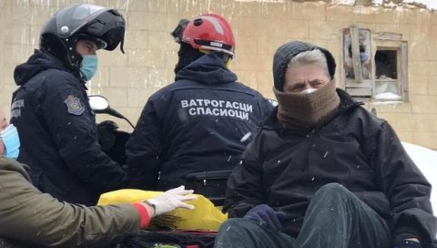 ДРАМА У ЗАВЕЈАНОМ СЕЛУ НАДОМАК ВРАЊА: Ватрогасци избавили жену којој је хитно била потребна помоћ лекара (ФОТО) ДРАМА У ЗАВЕЈАНОМ СЕЛУ НАДОМАК ВРАЊА: Ватрогасци избавили жену којој је хитно била потребна помоћ лекара (ФОТО)