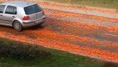 БУЛЕВАР ШАРГАРЕПА: Гомила поврћа се просула из камиона, цела улица наранџаста (ВИДЕО) БУЛЕВАР ШАРГАРЕПА: Гомила поврћа се просула из камиона, цела улица наранџаста (ВИДЕО)
