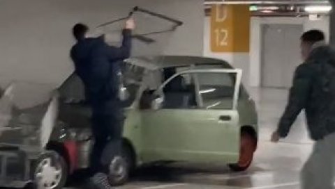 НОВИ ОПАСАН ИЗАЗОВ НА ТИКТОКУ! Скандалозни снимак кружи друштвеним мрежама, ломе аутомобиле због миграната НОВИ ОПАСАН ИЗАЗОВ НА ТИКТОКУ! Скандалозни снимак кружи друштвеним мрежама, ломе аутомобиле због миграната
