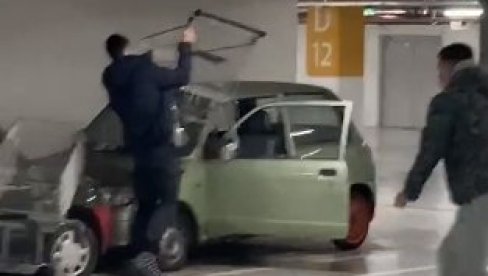 NOVI OPASAN IZAZOV NA TIKTOKU! Skandalozni snimak kruži društvenim mrežama, lome automobile zbog migranata NOVI OPASAN IZAZOV NA TIKTOKU! Skandalozni snimak kruži društvenim mrežama, lome automobile zbog migranata
