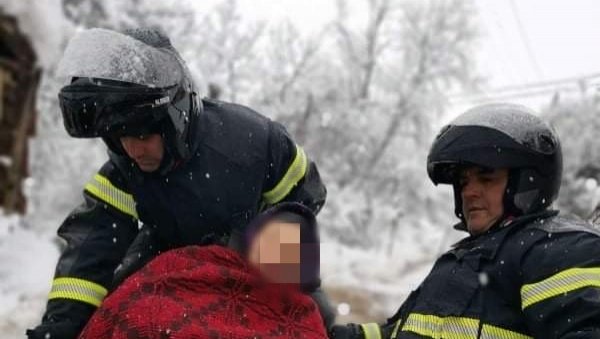 СПАСИОЦИ ЈАЧИ ОД СНЕГА: Алармантна ситуација на територији Бабушнице и Црне Траве СПАСИОЦИ ЈАЧИ ОД СНЕГА: Алармантна ситуација на територији Бабушнице и Црне Траве