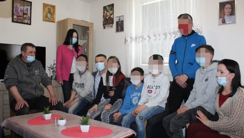 РАДОСТ ЗА МИЈАТОВИЋЕ ИЗ УГЉЕВИКА: Посланик и одборници ДНС новчано помажу деветочланој породици (ФОТО) РАДОСТ ЗА МИЈАТОВИЋЕ ИЗ УГЉЕВИКА: Посланик и одборници ДНС новчано помажу деветочланој породици (ФОТО)