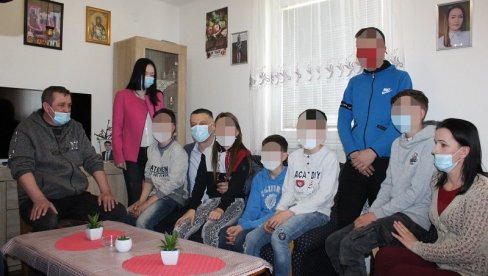 RADOST ZA MIJATOVIĆE IZ UGLJEVIKA: Poslanik i odbornici DNS novčano pomažu devetočlanoj porodici (FOTO) RADOST ZA MIJATOVIĆE IZ UGLJEVIKA: Poslanik i odbornici DNS novčano pomažu devetočlanoj porodici (FOTO)