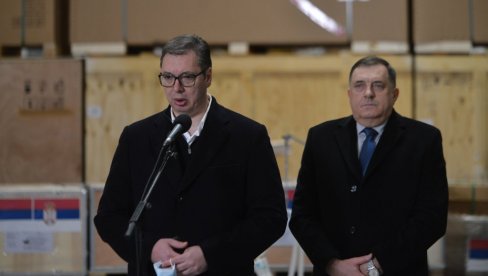 ВУЧИЋ УРУЧИО ПОМОЋ РЕПУБЛИЦИ СРПСКОЈ: Србија купила 2.200 респиратора, најбољи смо по свему у Европи (ФОТО) ВУЧИЋ УРУЧИО ПОМОЋ РЕПУБЛИЦИ СРПСКОЈ: Србија купила 2.200 респиратора, најбољи смо по свему у Европи (ФОТО)
