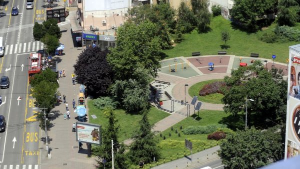 МИТИЋЕВА РУПА ЈОШ ЧЕКА НА ГРАДИТЕЉЕ: За атрактивну парцелу у срцу града инвеститори се боре деценијама МИТИЋЕВА РУПА ЈОШ ЧЕКА НА ГРАДИТЕЉЕ: За атрактивну парцелу у срцу града инвеститори се боре деценијама