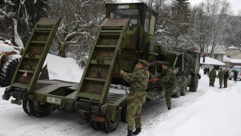 ВАНРЕДНА СИТУАЦИЈА ПРОГЛАШЕНА У ЦРНОЈ ТРАВИ: Војска стигла - почиње чишћење завејаних путева ВАНРЕДНА СИТУАЦИЈА ПРОГЛАШЕНА У ЦРНОЈ ТРАВИ: Војска стигла - почиње чишћење завејаних путева
