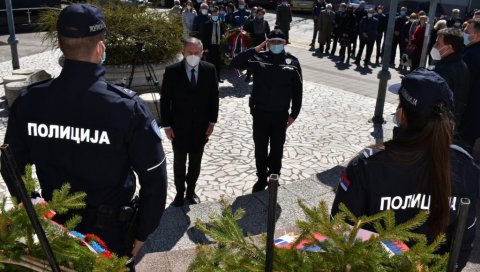 ГОДИШЊИЦА НАТО БОМБАРДОВАЊА У ПОЖАРЕВЦУ: Помен за 19 погинулих полицајаца и војника ГОДИШЊИЦА НАТО БОМБАРДОВАЊА У ПОЖАРЕВЦУ: Помен за 19 погинулих полицајаца и војника