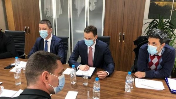 МИНИСТАР СИНИША МАЛИ У КОСЈЕРИЋУ: У припреми план за израду стабилног и одрживог буџета (ФОТО) МИНИСТАР СИНИША МАЛИ У КОСЈЕРИЋУ: У припреми план за израду стабилног и одрживог буџета (ФОТО)