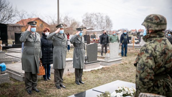 ВЕНЦИ ПРВОЈ ЖРТВИ НАТО БОМБАРДОВАЊА: Сећање на заставника Радована Медића ВЕНЦИ ПРВОЈ ЖРТВИ НАТО БОМБАРДОВАЊА: Сећање на заставника Радована Медића